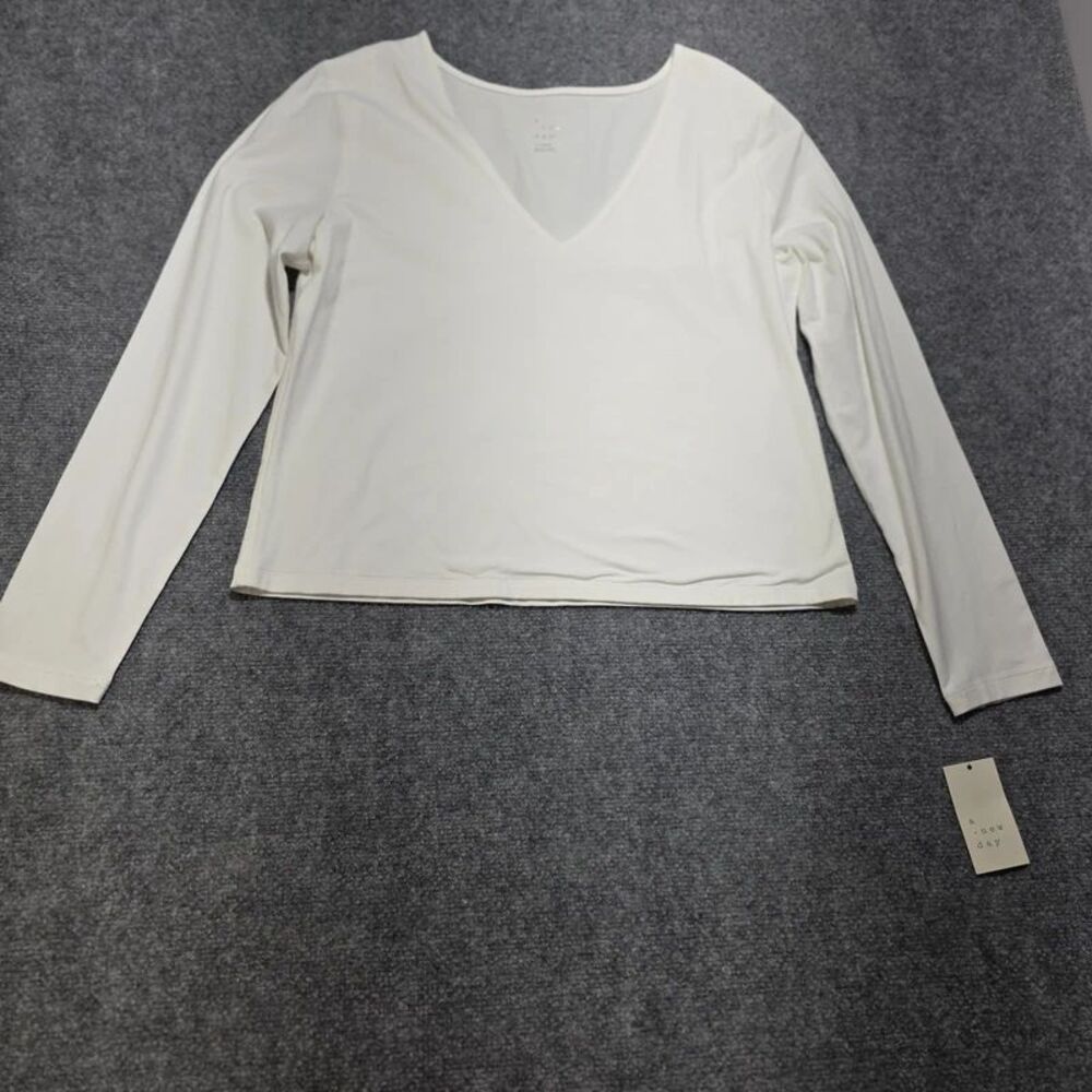 Women’s White V-Neck Long Sleeve Top Size